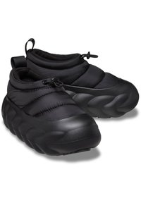 Zwarte, zachte schoenen met een textuur en een ronde zool. Voorzien van een trekkoordsluiting en een zachte, geïsoleerde bovenkant voor comfort en warmte.