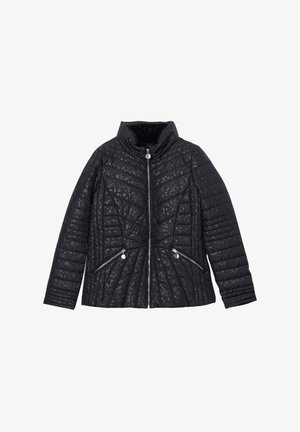 Veste noire matelassée avec un col montant, fermeture éclair devant, deux poches zippées et un motif texturé. Présente des coutures en chevron et une finition lisse.