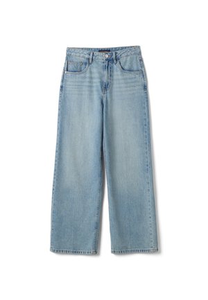 Vaqueros de pierna ancha en azul claro con botón y cremallera delanteros, trabillas para cinturón y cinco bolsillos sobre fondo blanco.