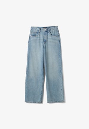 Vaqueros de pierna ancha en azul claro con botón y cremallera delanteros, trabillas para cinturón y cinco bolsillos sobre fondo blanco.