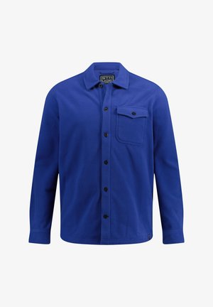 Chemise en polaire bleu avec col, manches longues, boutons noirs et poche poitrine à gauche. Texture douce et design classique.