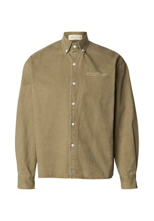 Oliwkowo-zielona koszula na guziki z miękkiego materiału, z długimi rękawami, ostrym kołnierzykiem i subtelnym haftowanym logo na lewej piersi.