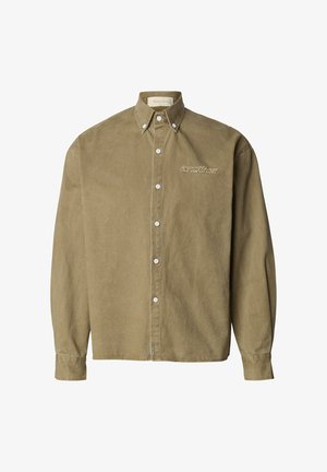 Oliwkowo-zielona koszula na guziki z miękkiego materiału, z długimi rękawami, ostrym kołnierzykiem i subtelnym haftowanym logo na lewej piersi.