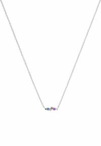 Zilveren ketting met een trio van gekleurde edelstenen: blauw, groen en paars, gezet in een eenvoudig, verfijnd ontwerp.