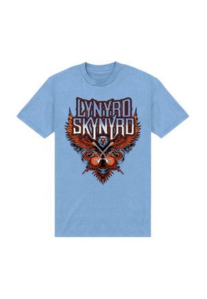 Lys blå t-shirt med en ørn, der spreder vinger bag to krydsede elguitarer og fed "Lynyrd Skynyrd" tekst ovenover.