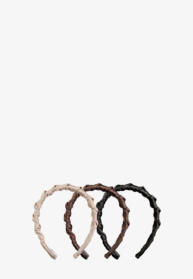 Quatre bandeaux froncés recouverts de tissu en beige, marron, marron foncé et noir, disposés côte à côte.