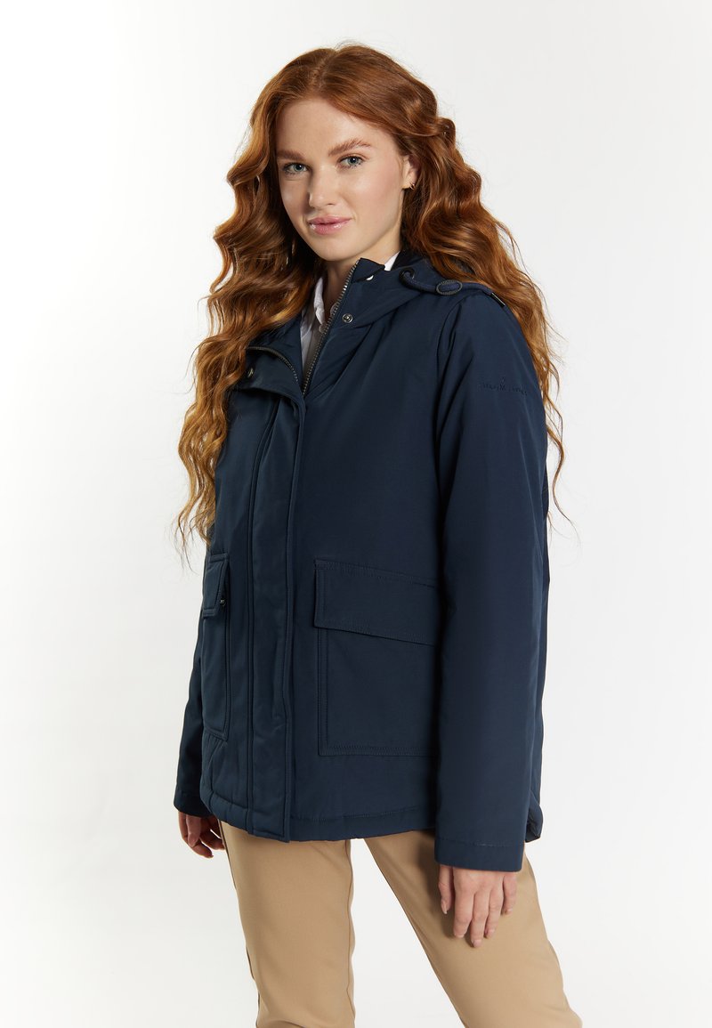 Giacca con cappuccio blu navy, con zip frontale, due grandi tasche anteriori e una texture di tessuto liscia. Presenta un cordino regolabile sul cappuccio.