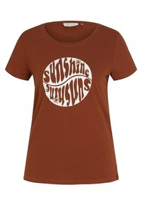 Hnědé tričko s krátkým rukávem, které má bílou kulatou grafiku s stylizovaným textem "sluneční svit" a "slunce" v vlnitém designu. Bavlněný materiál.
