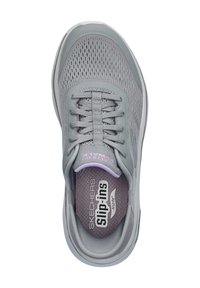 Grijze instapsneaker met een bovenwerk van mesh, vetersluiting, versterkte neus en paarse accenten. Voorzien van een inlegzool met ondersteuning van de voetboog. Lichtgewicht ontwerp.