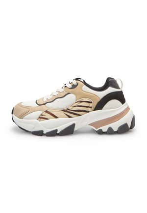 Sneaker chunky con pannelli beige, neri e bianchi, lacci bianchi, dettaglio con stampa animalier e suola spessa nera e beige.