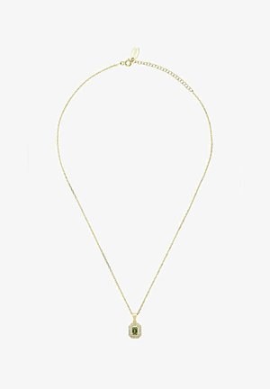 Gouden ketting met een rechthoekige groene edelsteen hanger omgeven door kleine heldere steentjes en een verstelbare sluiting.