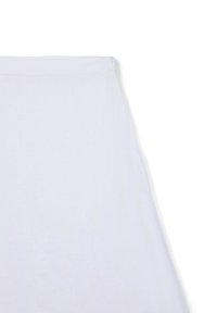 Gonna bianca in lino con un design leggermente svasato, dotata di una vita e una superficie liscia, mostrata su uno sfondo neutro.