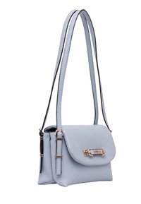 Borsa a tracolla in pelle blu chiaro con chiusura a patta, accessori in oro e doppie cinghie regolabili. Texture liscia con un design elegante.