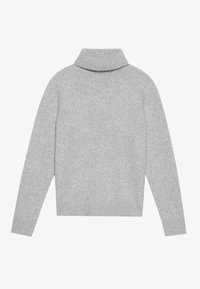 Pull en maille côtelée de couleur gris clair à manches longues et col roulé, posé à plat sur un fond blanc.