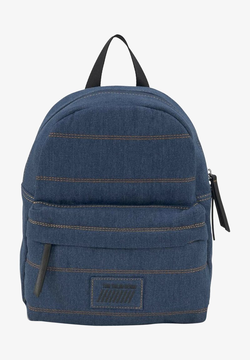 Petit sac à dos en jean bleu avec poignée noire sur le dessus, poche avant zippée et détails de couture marron visibles.