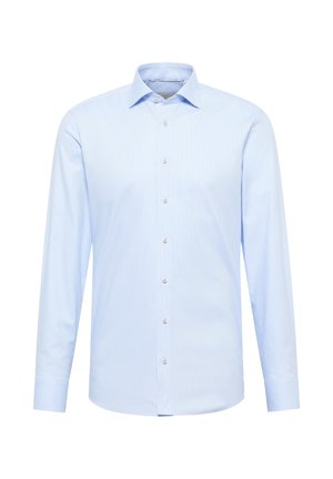 Chemise habillée pour homme, bleu clair, avec des manches longues, un devant boutonné et un col classique sur fond blanc.
