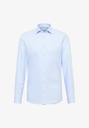 Chemise habillée pour homme, bleu clair, avec des manches longues, un devant boutonné et un col classique sur fond blanc.