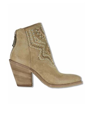 Stivaletto alla caviglia in camoscio color tabacco con tacco a blocchi impilati, borchie decorative a motivo geometrico e chiusura con cerniera sul retro.