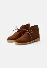 Clarks Originals DESERT - Botins de atacadores - brown