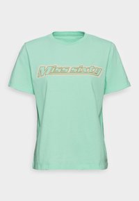 Camiseta verde menta de algodón, con mangas cortas, escote redondo y un atrevido logo "Miss sixty" enmarcado en dorado en el pecho.