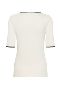 Top alb cu mâneci scurte și croială mulată, cu o margine neagră în jurul decolteului și a marginilor mânecilor, realizat dintr-un material neted.