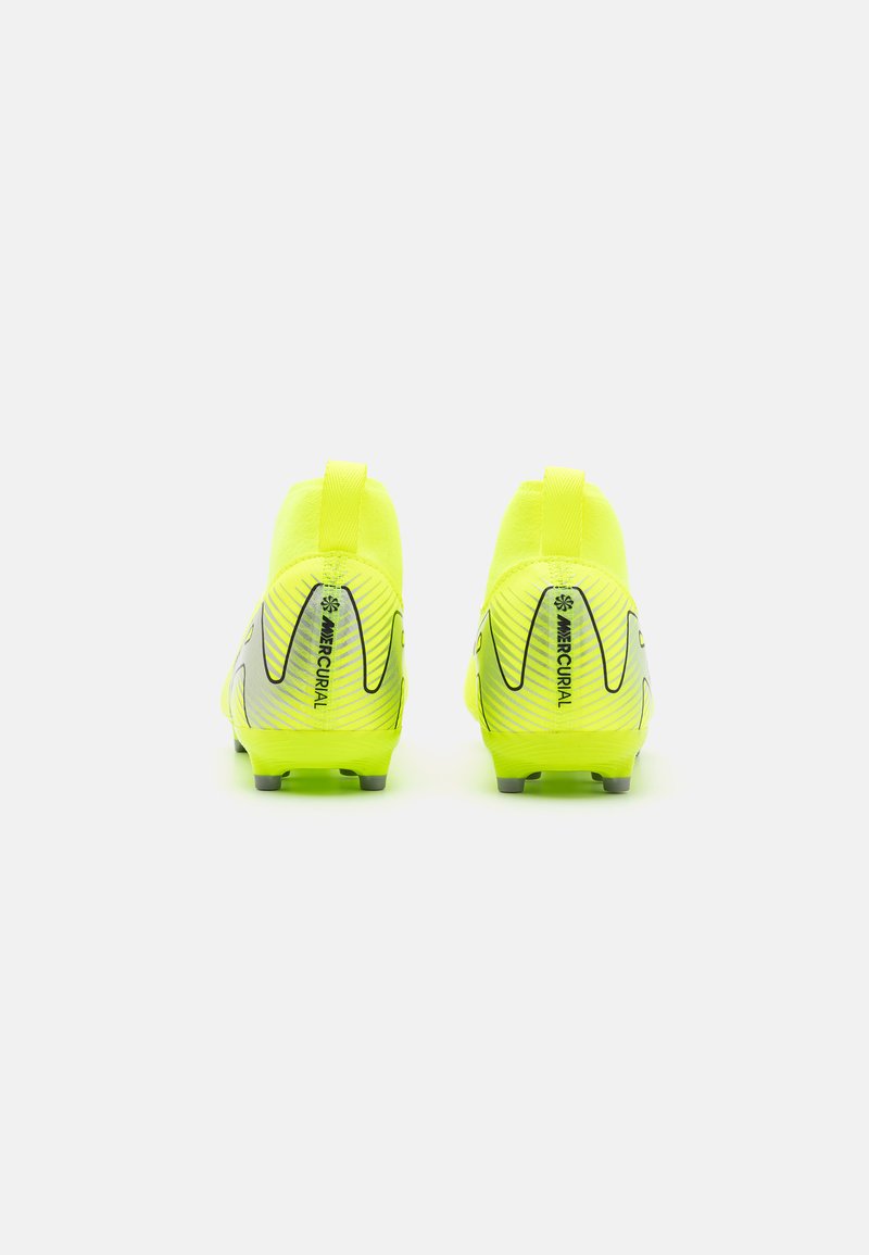 Helle gelbe Fußballschuhe verfügen über ein High-Top-Design, eine texturierte Oberfläche und schwarze Akzente an der Ferse mit "MERCURIAL"-Branding.