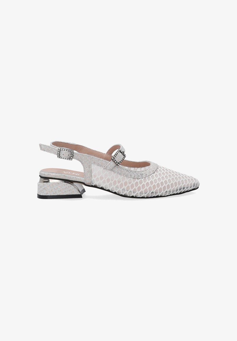 Buciki slingback z ostrym noskiem, wykonane z jasnoszarego teksturowanego materiału, z motywem w kształcie plastra miodu i dekoracyjną klamrą na pasku.