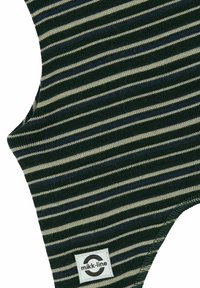 Tessuto a righe in verde scuro, crema e blu navy, caratterizzato da una texture morbida. Un'etichetta bianca è cucita sopra, mostrando il logo del marchio.