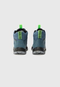 Mittelhohe Schuhe aus dunkelblauem Textil und Wildleder mit schwarzer Gummisohle. Grüner Zugtab und vertikale Akzente an der Ferse. Strukturiertes Design.