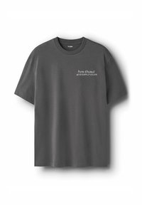 Grå bomuld t-shirt med rund hals, korte ærmer og trykt tekst: "Porte d'Auteuil 48°50'28.89"N 2°15'31.50"E." Enkel design.