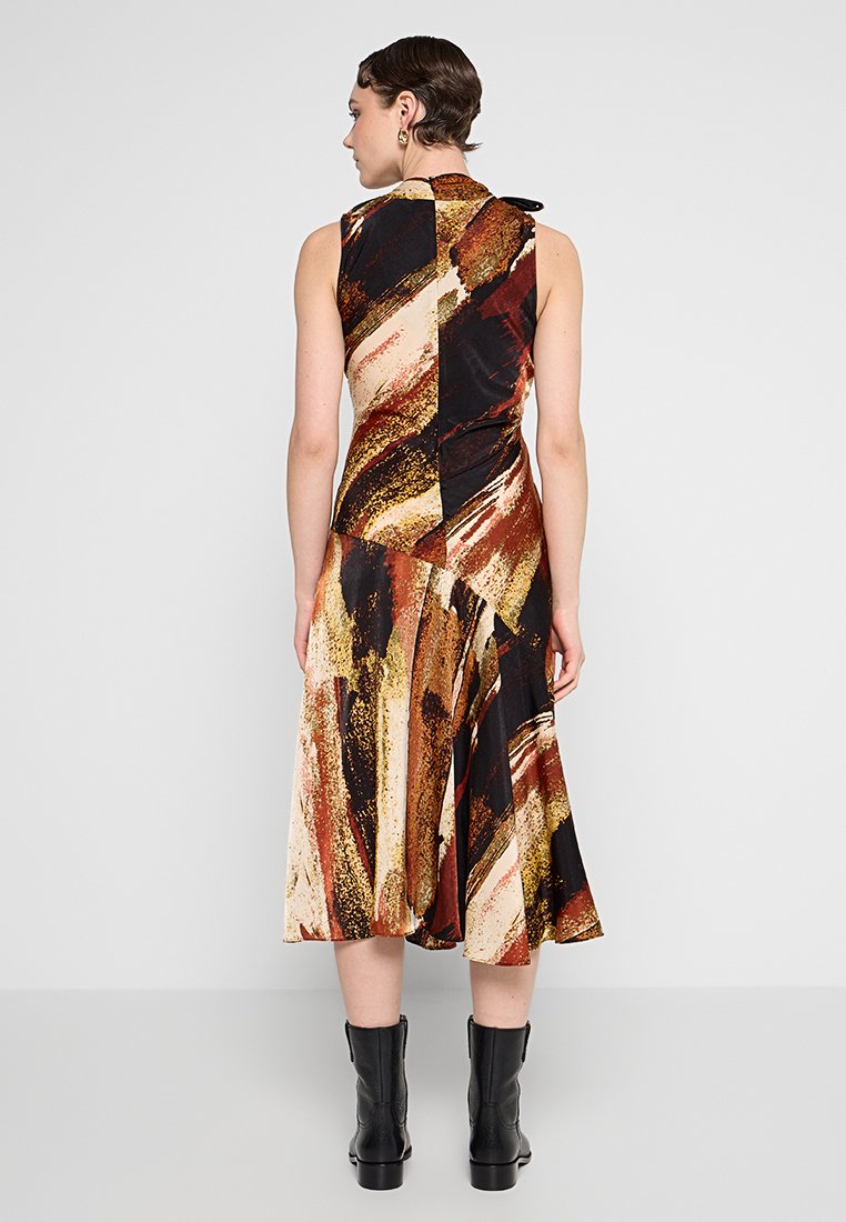 Vestido sin mangas con un patrón abstracto multicolor en marrón, beige y negro, con cintura ceñida y dobladillo fluido.
