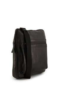 Černá kožená taška přes rameno s obdélníkovým tvarem, zapínáním na zip, nastavitelným popruhem, přední kapsou na zip a hladkým povrchem.