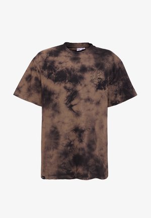 Brązowa bawełniana koszulka z efektem tie-dye o luźnym kroju, z czarnymi wirami i małym nadrukowanym logo na lewej piersi.