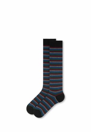 Par de calcetines hasta la rodilla con rayas horizontales en negro, azul, verde, gris y granate, con punteras y puños negros, sobre fondo blanco.