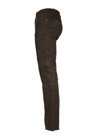 Donkerbruine slim-fit broek van zacht, gestructureerd materiaal. Heeft een traditionele tailleband en achterzakken, met minimale stikseldetails.