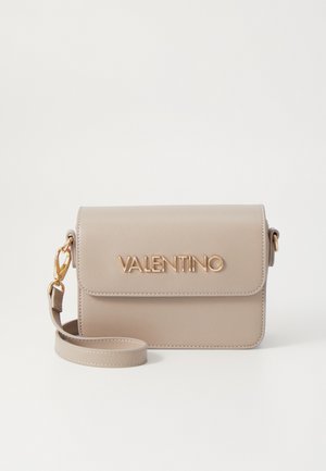 Sac à main en cuir beige avec fermeture à rabat, logo "VALENTINO" en or, bandoulière réglable et texture lisse. Présente un accent en matériel doré.