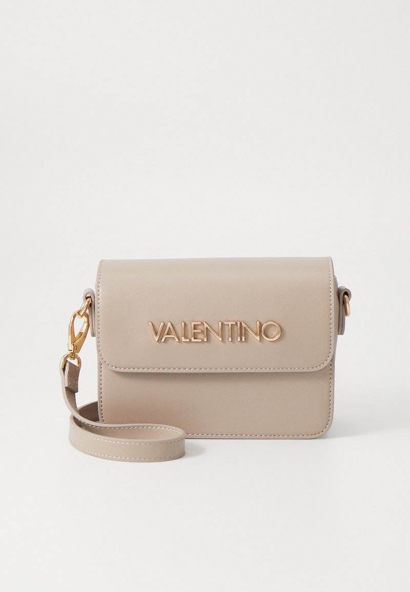 Beige kožená kabelka s klopou, zlatým logem "VALENTINO", nastavitelným popruhem a hladkým povrchem. Obsahuje zlatý kovový detail.