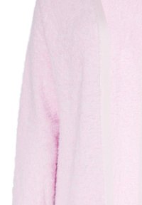 Maglione rosa fluffy con una superficie strutturata, caratterizzato da una striscia verticale di un rosa chiaro a contrasto lungo il lato. Materiale morbido e accogliente.