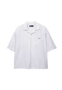 Košile s krátkými rukávy a knoflíkovou légou v bílé barvě s námořnicky modrými svislými pruhy. Má špičatý límeček a malý zelený logo na hrudi.