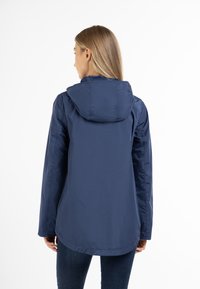 Giacca impermeabile navy con cappuccio, caratterizzata da maniche lunghe e un design con orlo curvo. Texture liscia senza chiusure visibili o pattern.
