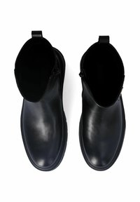 Coppia di stivaletti neri in pelle con punte arrotondate e cerniere laterali, visti dall'alto su sfondo bianco.