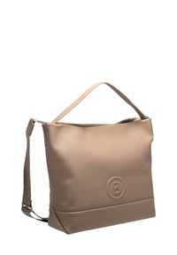 Sac épaule en cuir beige à finition texturée, avec une poignée supérieure et une bandoulière réglable, détail du logo embossé sur le devant.
