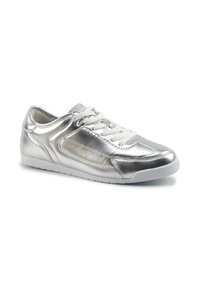Silberne metallische Sneaker mit glatter Textur, weißen Schnürsenkeln und runder Schuhspitze. Verfügt über seitliche Nähte und eine weiße Gummisohle.
