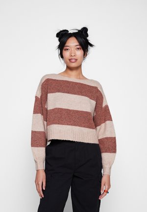 Maglione cropped con maniche larghe, caratterizzato da righe alternate in ruggine e beige. Realizzato in un morbido tessuto testurizzato con orlo a coste.