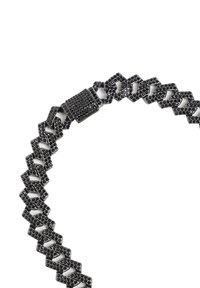 Schwarzes Metallarmband mit einem gemusterten Design, geometrischen Gliedern und einem glatten Verschluss. Die Oberfläche hat ein strukturiertes, glänzendes Finish.