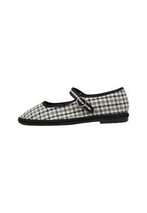 Zapato plano Mary Jane a cuadros en blanco y negro con ribete negro, hebilla redonda plateada en la correa lateral y suela negra baja.