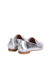 Zilveren metallic instapschoenen met een gestructureerd slangenhuidpatroon, lage houten hak en ronde neus, voorzien van een gestikte sierband en zijflap.