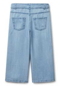 Culottes de denim azul claro con un diseño de piernas anchas, que presentan dos bolsillos en la parte trasera y un sutil patrón cosido a lo largo de las costuras.
