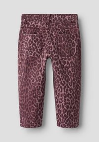 Leopardų rašto šortai giliai mauve spalvos, su penkių kišenių dizainu, juosmeniu su diržo kilpelėmis ir siaurėjančia kojos forma su apdirbtais kraštais.