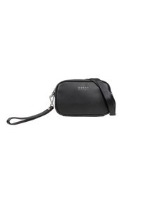 Borsa a tracolla in pelle sintetica nera con forma rettangolare, logo frontale, tracolla regolabile e manico per il polso. Chiusura con zip.